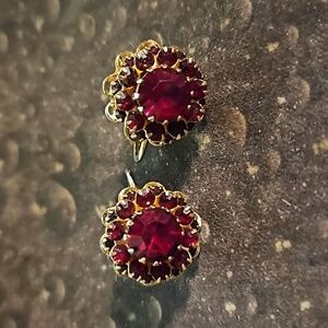Vintage Sarah Coventry Goldtone Red Rhinestone Flower Clip Earrings